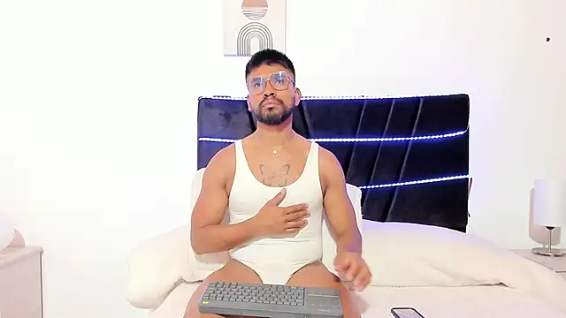 Taylormaccurdy  online show from November 2025 03:59:01 PM