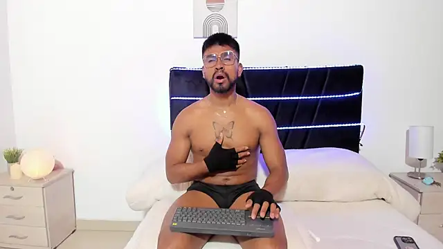 Taylormaccurdy  online show from November 2025 03:16:02 PM