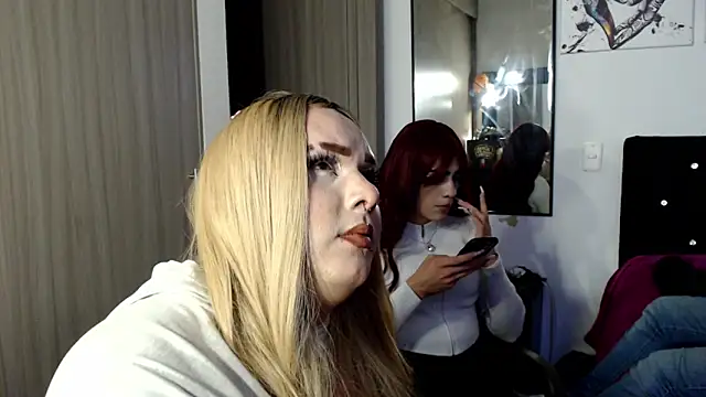 Redvelvett22 online show from November 2025 04:40:02 AM