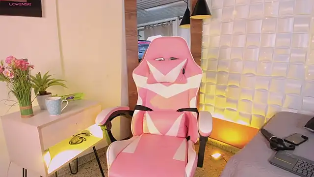 Scarlett Kiiss online show from February 2026 12:00:01 PM