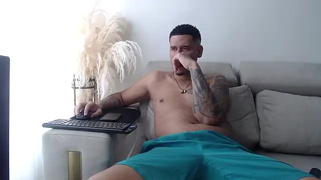 Snapshot of Adrew_fox chatting on December 2025 05:44:01 PM Adrew fox online show from December 2025 05:44:01 PM