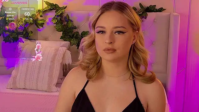 Snapshot of EllyLinn chatting on February 2026 05:11:02 PM EllyLinn online show from February 2026 05:11:02 PM