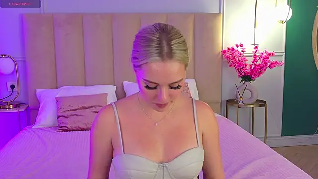 Snapshot of EllyLinn chatting on November 2025 05:05:01 PM EllyLinn online show from November 2025 05:05:01 PM