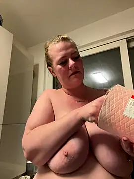 Snapshot of Curvyveri93 chatting on October 2025 07:17:01 PM Curvyveri93 online show from October 2025 07:17:01 PM