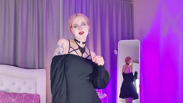 luna son online show from November 2025 09:08:01 PM