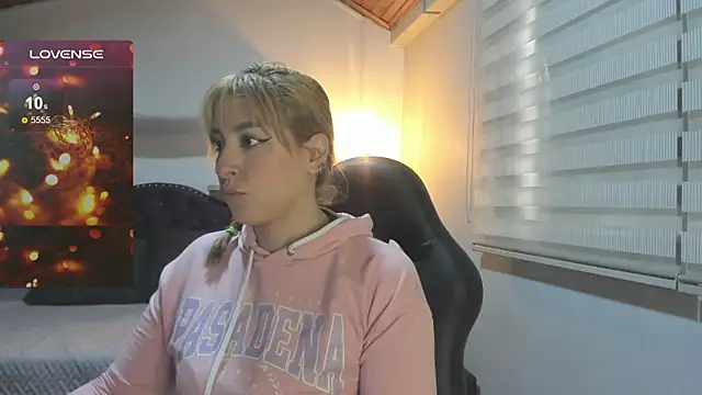 sophialyh 1 online show from December 2025 01:03:02 PM