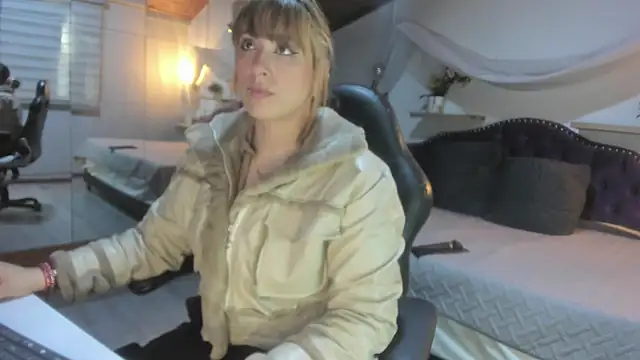 sophialyh 1 online show from April 2026 12:44:01 PM