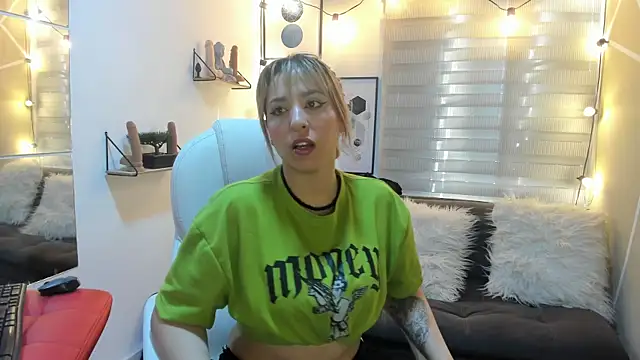 Snapshot of sophialyh_1 chatting on November 2025 12:38:02 PM sophialyh 1 online show from November 2025 12:38:02 PM