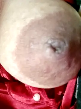 Hotmommax online show from October 2025 05:45:01 PM