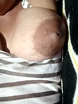 Hotmommax online show from November 2025 06:30:01 PM