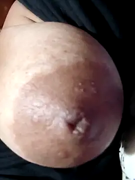 Hotmommax online show from February 2026 08:00:01 PM