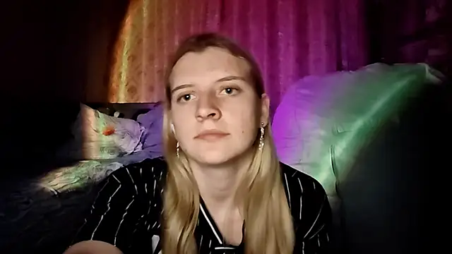 LynteriLain online show from October 2025 08:42:01 PM