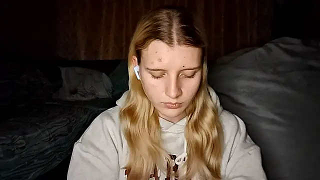 LynteriLain online show from October 2025 08:11:02 PM