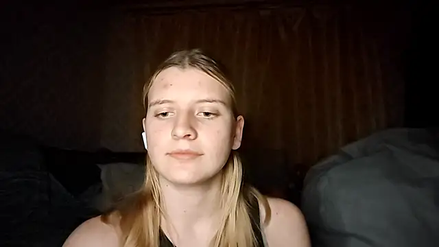 LynteriLain online show from October 2025 09:38:02 PM