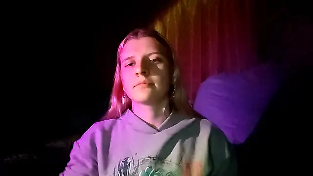 LynteriLain online show from October 2025 08:32:02 PM