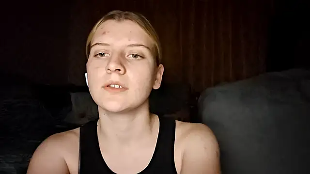 LynteriLain online show from October 2025 08:00:01 PM