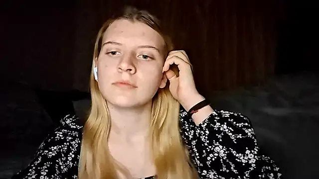 LynteriLain online show from October 2025 08:28:01 PM