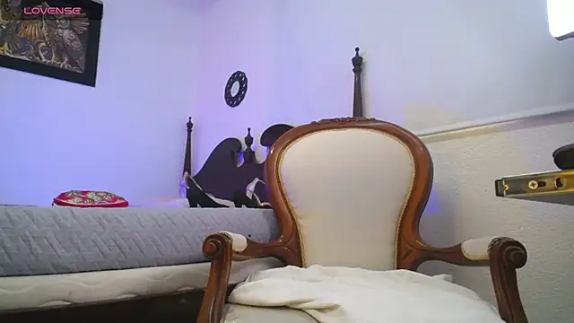 chloe  Jones  online show from November 2025 01:00:02 PM