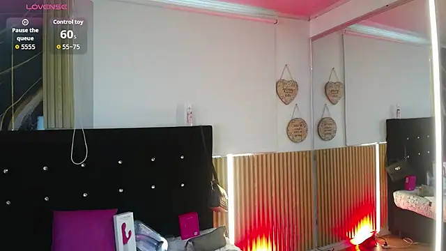 chloe  Jones  online show from April 2026 01:07:02 PM