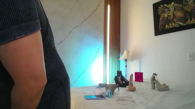 chloe  Jones  online show from February 2026 12:45:01 PM