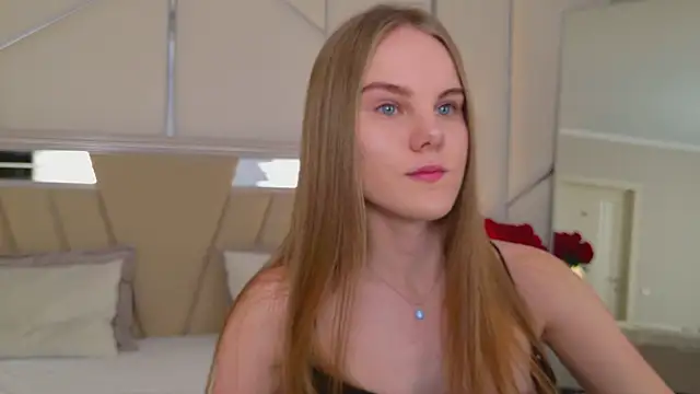 Lili Lohan online show from December 2025 05:05:01 PM