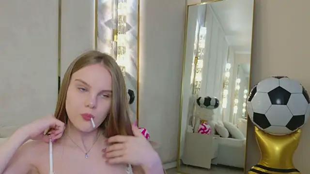 Lili Lohan online show from July 2026 05:02:02 AM