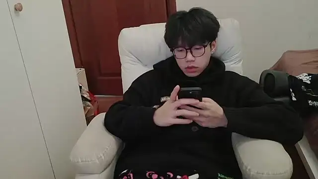 Snapshot of hangzi-0011 chatting on January 2026 07:59:01 AM hangzi-0011 online show from January 2026 07:59:01 AM