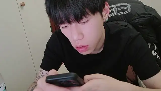 Snapshot of hangzi-0011 chatting on January 2026 12:20:01 PM hangzi-0011 online show from January 2026 12:20:01 PM