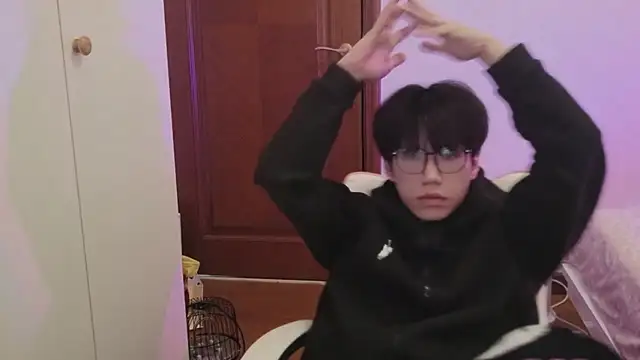 Snapshot of hangzi-0011 chatting on February 2026 05:06:01 AM hangzi-0011 online show from February 2026 05:06:01 AM