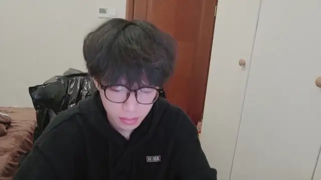 Snapshot of hangzi-0011 chatting on December 2025 02:08:02 PM hangzi-0011 online show from December 2025 02:08:02 PM