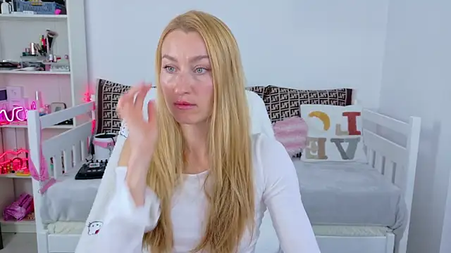 MysticRoxanne online show from December 2025 10:39:02 AM