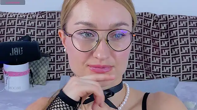 MysticRoxanne online show from November 2025 03:00:02 PM