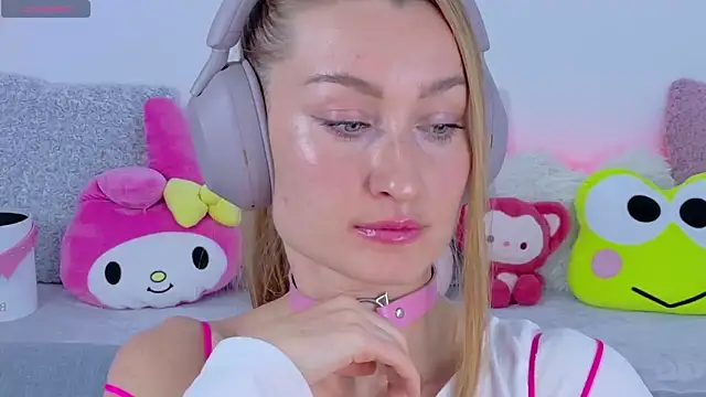 Snapshot of MysticRoxanne chatting on November 2025 08:29:02 AM MysticRoxanne online show from November 2025 08:29:02 AM