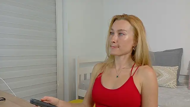 Snapshot of MysticRoxanne chatting on October 2025 06:20:01 PM MysticRoxanne online show from October 2025 06:20:01 PM