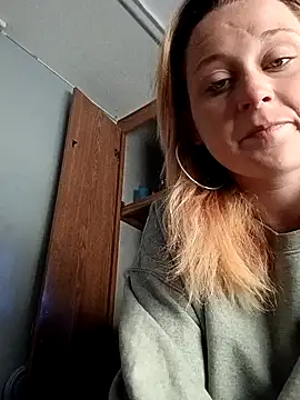 Queen2454 online show from April 2026 03:40:02 PM