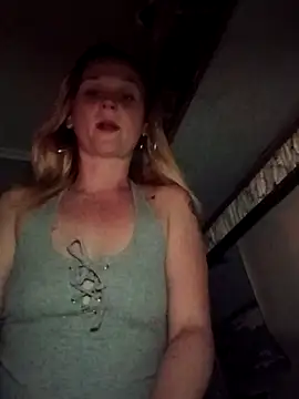 Queen2454 online show from April 2026 09:38:01 AM