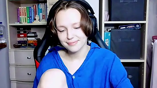 Snapshot of Diana-back chatting on October 2025 07:43:01 AM Diana-back online show from October 2025 07:43:01 AM