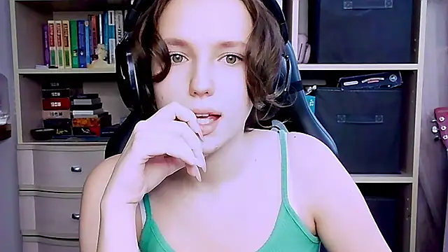 Snapshot of Diana-back chatting on October 2025 07:53:02 AM Diana-back online show from October 2025 07:53:02 AM