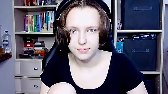 Snapshot of Diana-back chatting on October 2025 07:43:02 AM Diana-back online show from October 2025 07:43:02 AM