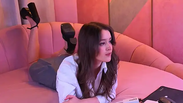 Snapshot of EvaSwen chatting on November 2025 08:19:01 PM EvaSwen online show from November 2025 08:19:01 PM