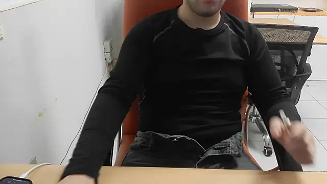 Snapshot of cazzo18cm3 chatting on December 2025 12:31:02 PM cazzo18cm3 online show from December 2025 12:31:02 PM