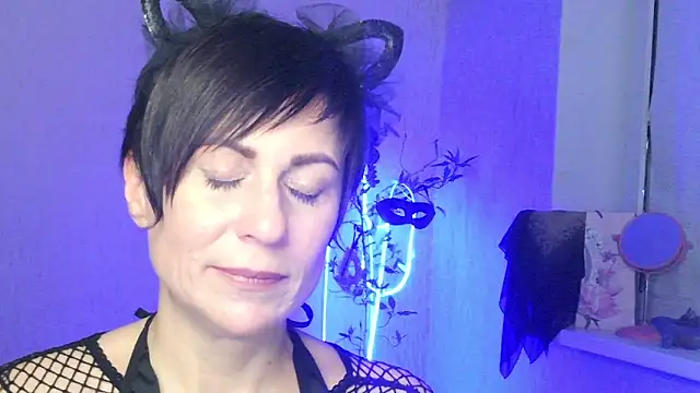 Ashley Brookss online show from November 2025 09:30:02 PM