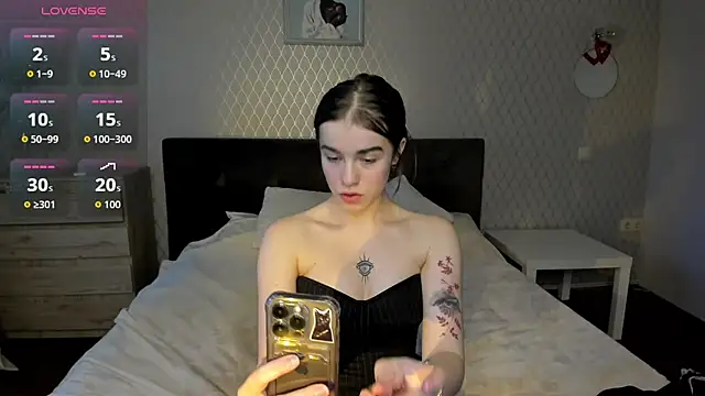 Snapshot of ShellyMoon_ chatting on October 2025 02:51:02 PM ShellyMoon online show from October 2025 02:51:02 PM
