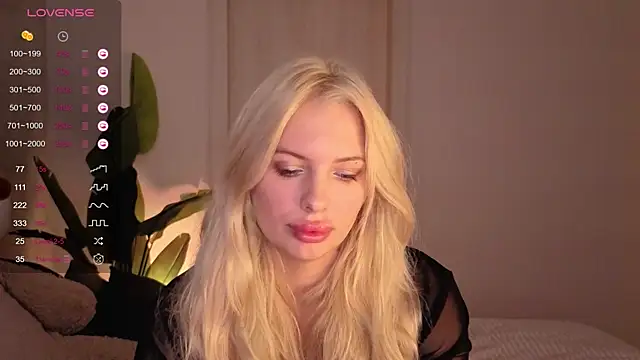 Snapshot of SweetCherryBlonde chatting on October 2025 08:37:02 AM SweetCherryBlonde online show from October 2025 08:37:02 AM