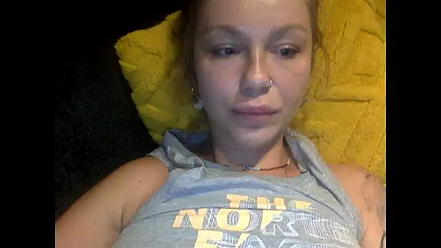 Snapshot of MiraLuna chatting on October 2025 09:05:01 PM MiraLuna online show from October 2025 09:05:01 PM