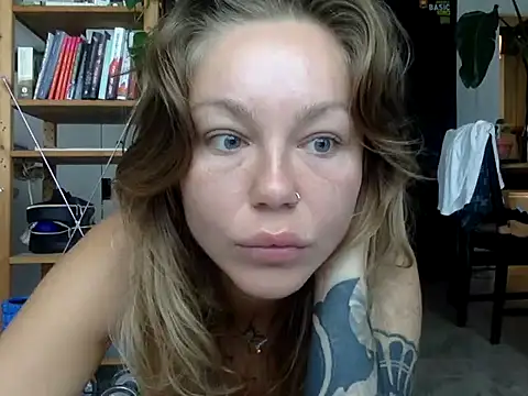 Snapshot of MiraLuna chatting on September 2025 07:58:02 AM MiraLuna online show from September 2025 07:58:02 AM