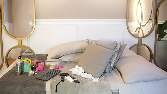 Snapshot of Roxy_Vega chatting on October 2025 12:06:02 PM Roxy Vega online show from October 2025 12:06:02 PM