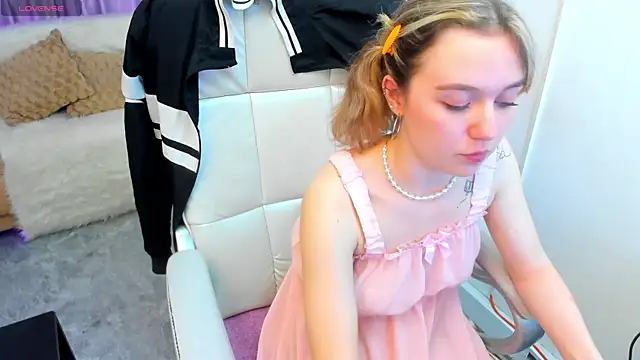 Snapshot of Lucia_Copper chatting on November 2025 03:39:02 PM Lucia Copper online show from November 2025 03:39:02 PM