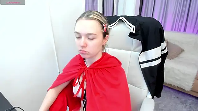 Snapshot of Lucia_Copper chatting on October 2025 12:02:01 PM Lucia Copper online show from October 2025 12:02:01 PM