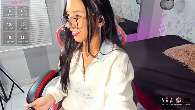 Luciaoregon online show from October 2025 01:35:02 PM